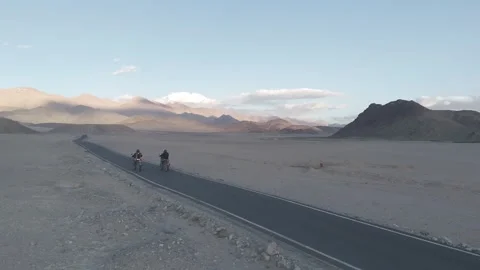 Cinematic Drone Shot of Two Bikers on a Ladakh Mountain Road in the Scenic Cold Vídeos de archivo 334655034