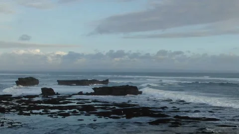 Cinematic drone shot of the waves hitting the rocks Vidéo 303629944