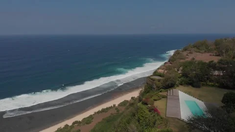 Cinematic drone tilt down to beach, cliff and pool Vidéo 260285865