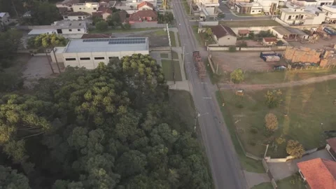 Cinematic drone tracking shot of logging truck driving through residential .. Vídeos de archivo 335526631