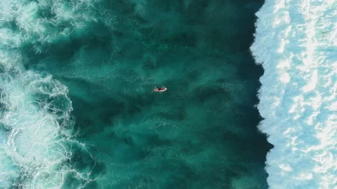 Cinematic Drone Tracking Shot Surfer Floating Uluwatu Coast 4K Vidéo 341003300