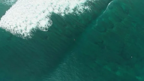 Cinematic Drone Tracking Shot Surfer Floating Uluwatu Coast 4K 库存影片 341420015