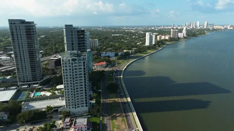 Cinematic drone view of Bayshore Boulevard's iconic curve in Tampa, Florida 스톡 동영상 344997766