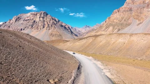 Cinematic Drone View of Car Traversing High-Altitude Desert Curves in Spiti 動画素材 333064019
