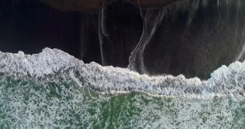 Cinematic Drone View of Ocean Waves Meeting Rocky Tropical Shoreline 库存影片 329657700