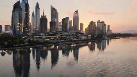 Cinematic Drone View Over Water Toward Futuristic Urban Skyline – 4K 库存影片 310996597