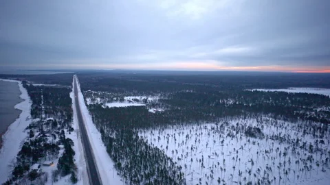 Cinematic drone view of quiet US Highway 2 surrounded by Michigan landscape 库存影片 334766918