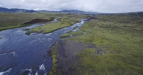 Cinematic flight over fast river in Iceland on a gllomy day Video stock 107542782