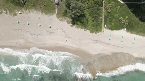 Cinematic footage from the drone to the sandy beach Video stock 154141850