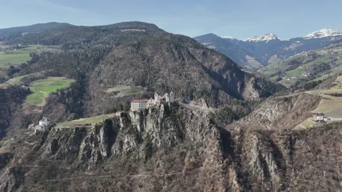 Cinematic Forward Drone Flight Toward Säben Abbey and North Ridge Vídeo Stock 335446390