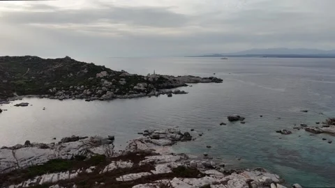 Cinematic Forward Flight Over Rocks Into Endless Horizon in Sardegna Vídeo Stock 333325060