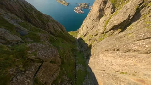 Cinematic FPV Drone Dive Down Steep Mountain Cliff in Lofoten, Norway Vídeos de archivo 346836149