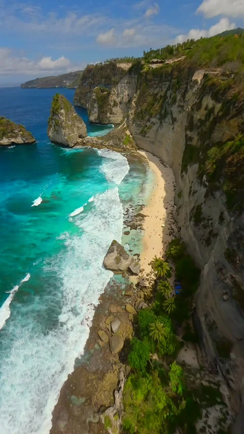 Cinematic FPV drone flight above Diamond Beach cliffs and turquoise sea, Bali Video stock 309982428