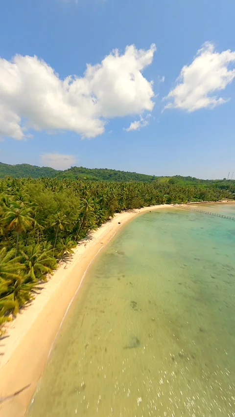 Cinematic FPV drone flight over tropical beach on paradise island in Thailand. Vídeos de archivo 260791165