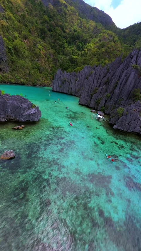 Cinematic FPV drone flight over Cadlao Lagoon in El Nido, Palawan, Philippines Stock-Footage 348354411