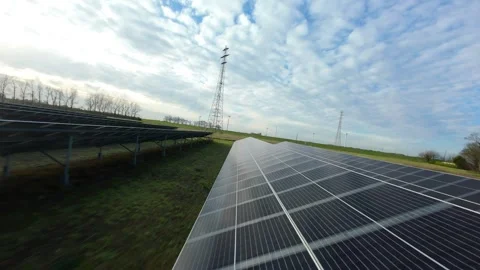 Cinematic FPV drone low pass skimming over an expansive photovoltaic solar 動画素材 331555482