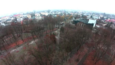 Cinematic FPV drone over lush green park Видео 321644589