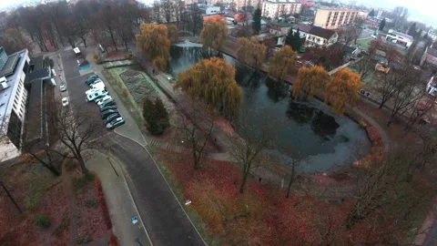 Cinematic FPV drone over lush green park Видео 321644652