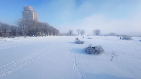 Cinematic FPV Flight Over Snowy Park Path — Winter Landscape 스톡 동영상 323248404