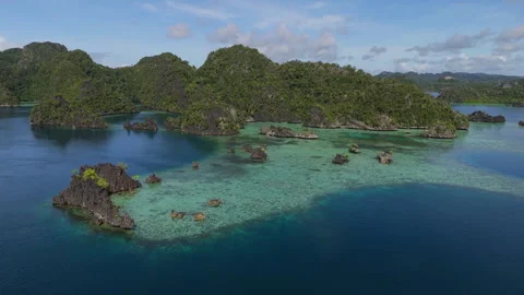 Cinematic FPV Style Flyover of Exotic Misool Coastline Indonesia 動画素材 337471385