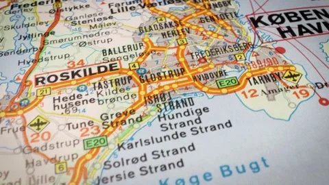 Cinematic glide over road map showing route to Copenhagen, Denmark Stockbeeldmateriaal 332798398