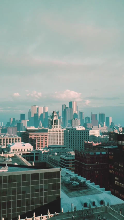Cinematic high angle view of downtown Los Angeles city skyline showing icon.. Vídeos de archivo 334801696