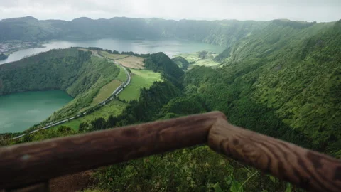 Cinematic High-Angle Vista of the Sete Cidades Volcanic Crater and Twin Lakes 스톡 동영상 335011437