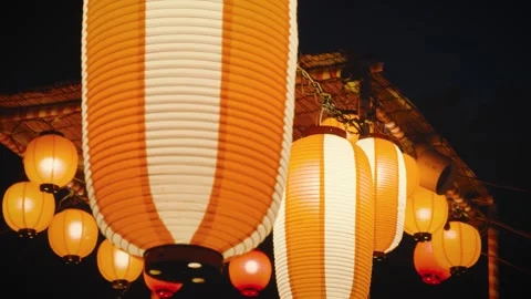Cinematic horizontal close-up panning shot of glowing paper lanterns Vidéo 345424261