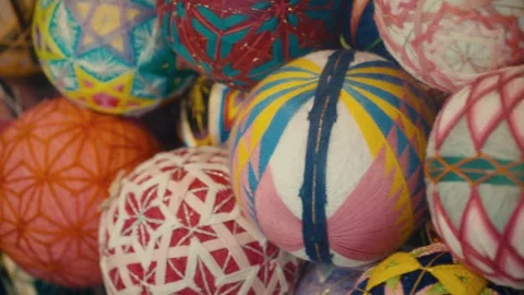 Cinematic horizontal close-up of vibrant handcrafted Japanese temari Vidéo 345517160