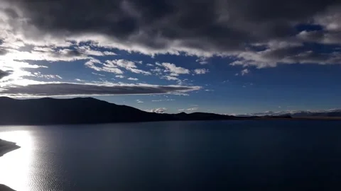 Cinematic Horizontal Pan of Sun Reflection on Blue Alpine Plateau Lake 스톡 동영상 335003223