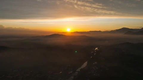 Cinematic Hyperlapse of Post-Rain Fog Clearing Over a Winding South Asian Valley 스톡 동영상 332122539
