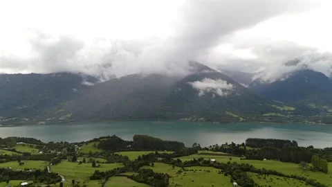 Cinematic Left Side-Tracking Aerial View of Cloudy Mountains and Fjord in Patago Vidéo 333123150
