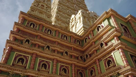 Cinematic Low-Angle Camera Movement Revealing the Ornate Levels of Wat Bang 库存影片 334641828