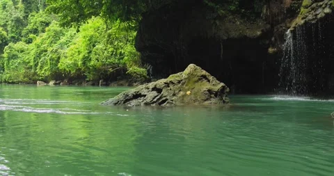 Cinematic Low Angle River Flow with Clear Water in Jungle Canyon 스톡 동영상 332491836