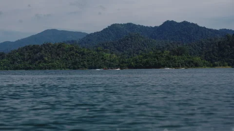 Cinematic Low Angle Shot of Longtail Boat Speeding on Cheow Lan Lake, Water Видео 334643476