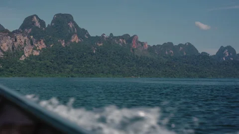 Cinematic Low-Angle View of Moving Longtail Boat with White Water Splashes 库存影片 334643535
