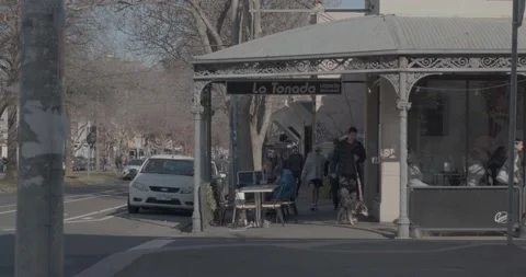 Cinematic Melbourne - People walking down Rathdown street in winter Vídeo Stock 201039902