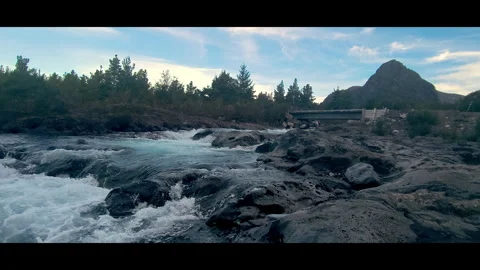 Cinematic Mountain River And Bridge Landscape Vidéo 345661400