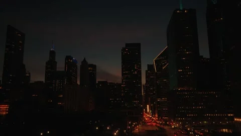 Cinematic Night Traffic Flowing Through Chicago Downtown Skyscrapers 4K 스톡 동영상 333933086