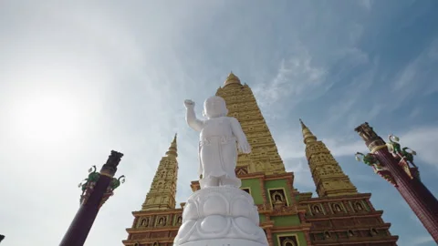 Cinematic Orbit Shot Around White Baby Buddha Statue on Lotus Pedestal Stockbeeldmateriaal 334641805