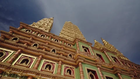 Cinematic Pan and Pull-Back Video Shot Revealing the Full Grandeur of Wat Bang 動画素材 335712309