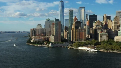 Cinematic panning up pull-out aerial of Freedom Tower cloudscape 스톡 동영상 114533211