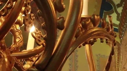Cinematic Parallax Reveal of Synagogue Altar and Star of David Behind Candelabra Vidéo 331136890