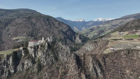 Cinematic Pull-Back Drone Shot of Säben Abbey from the North, South Tyrol 库存影片 335356225