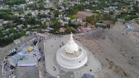 Cinematic pullback over Shanti Stupa revealing Leh valley and Himalayan Mou.. Stock-Footage 336327269