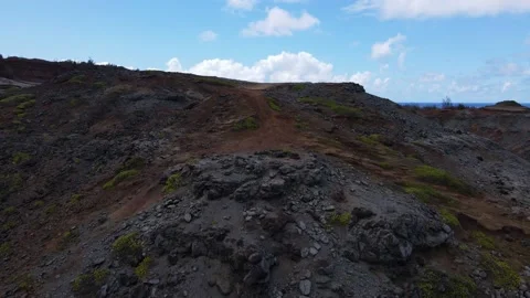 Cinematic reveal of the pacific ocean from behind rocky mountain in Maui. Stock-Footage 162084853