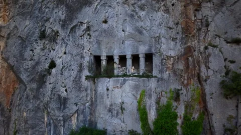 Cinematic Right-to-Left Orbit Around Ancient Royal Rock-Cut Tomb Vídeos de archivo 336905554