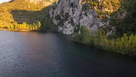 Cinematic River Crossing Motion Over Calm Water at Sunset Vídeo Stock 337260140