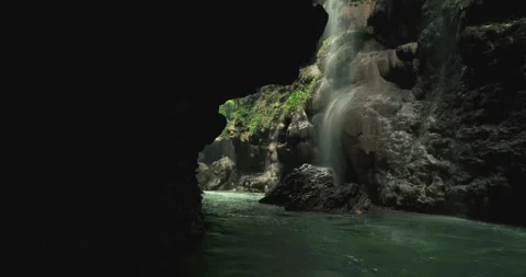 Cinematic River Flow Through Tropical Canyon with Natural Movement 스톡 동영상 332653656