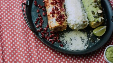 Cinematic serving study: serving red white and green street corn Foto stock